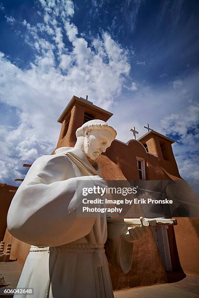 saint francis of assisi statue - saint francis of assisi stock pictures, royalty-free photos & images