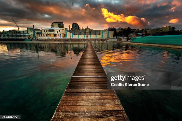 ocean baths - newcastle nouvelle galles du sud photos et images de collection