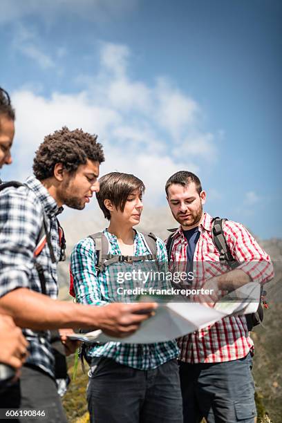 wandern und lesen der karte auf die berge - reiseführer stock-fotos und bilder