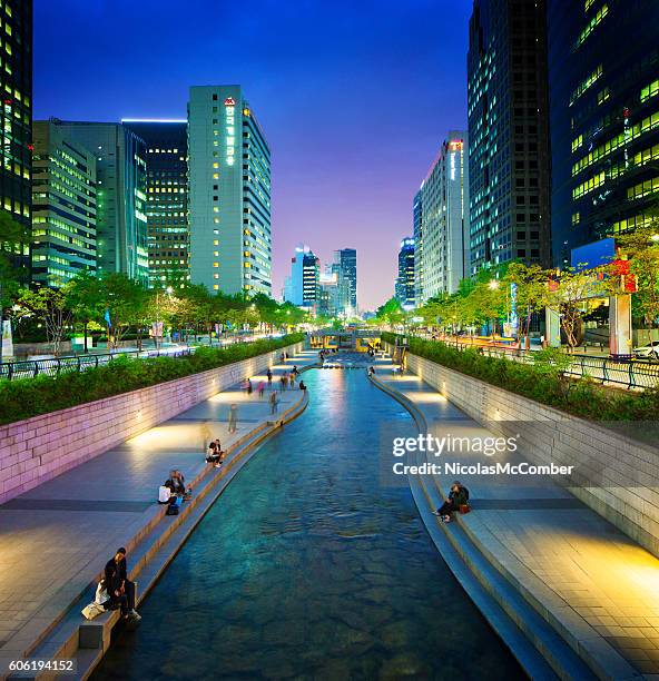 seoul cheonggyechon stream promenade at night - seoul bildbanksfoton och bilder