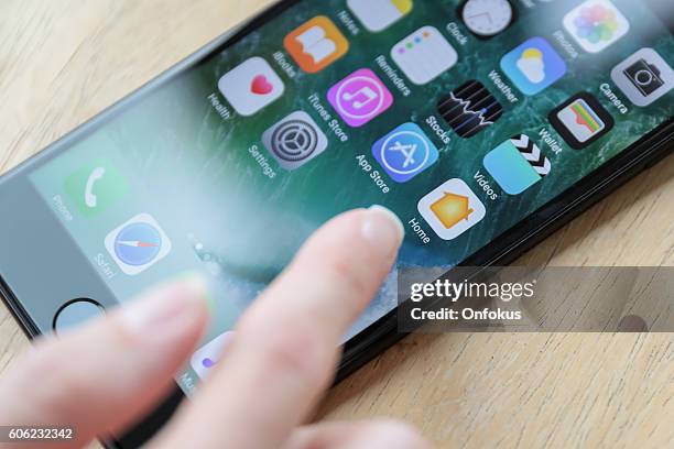 apple iphone 7 plus jet noir écran d’accueil - main iphone photos et images de collection