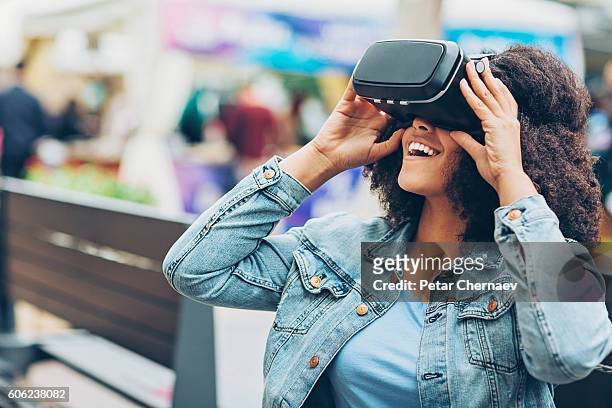 junge frau mit virtuellen reality-headset - 360 people stock-fotos und bilder