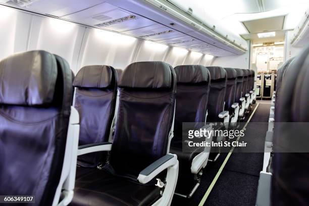 empty chairs in airplane - siège d'avion photos et images de collection