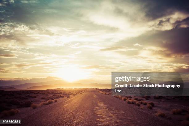 empty road in remote desert - sunset road photos et images de collection