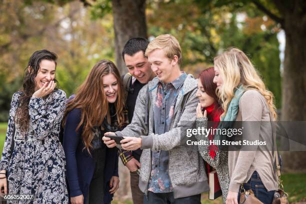 college students using cell phone on campus - caldwell idaho - fotografias e filmes do acervo