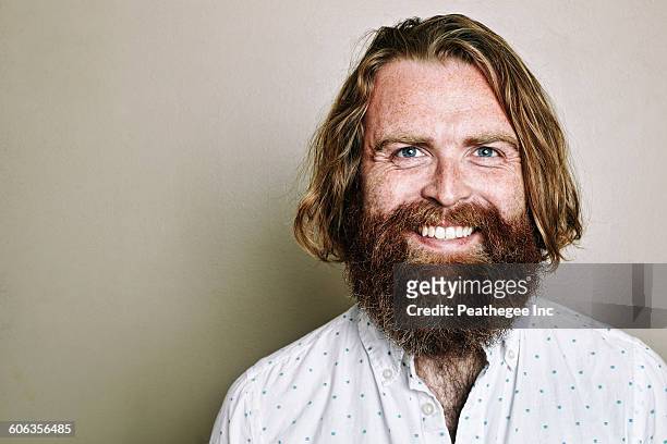 caucasian man smiling - barba peluria del viso foto e immagini stock