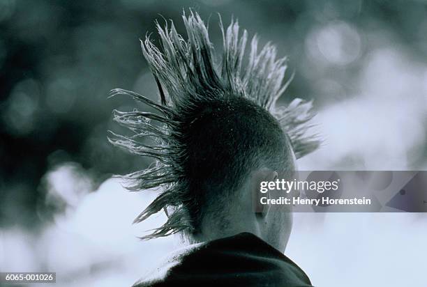 teenager with mohawk hairstyle - year zero the birth of punk stockfoto's en -beelden