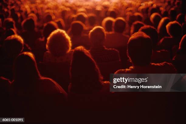 people sitting in theater - audiência imagens e fotografias de stock