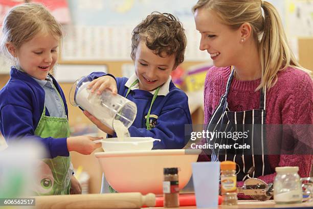 teacher and two primary students cooking - maroons training session stock pictures, royalty-free photos & images