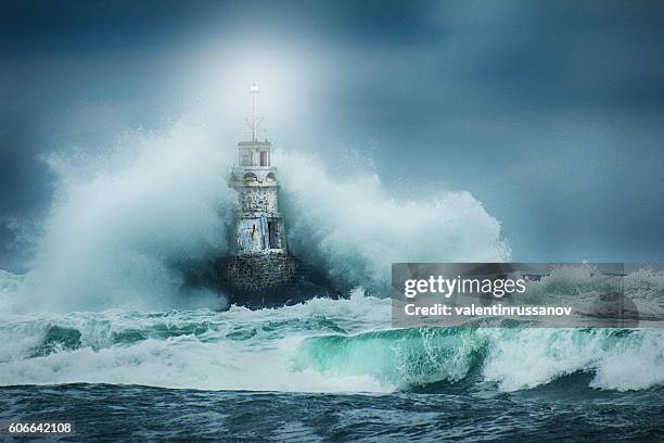 leuchtturm und storm - leuchtturm sturm stock-fotos und bilder