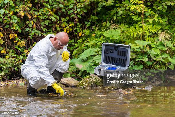 scientifique examing toxiques eau - prélèvement à tester photos et images de collection