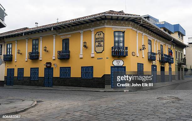 colonial building in cuenca, ecuador - cuenca ecuador stock pictures, royalty-free photos & images