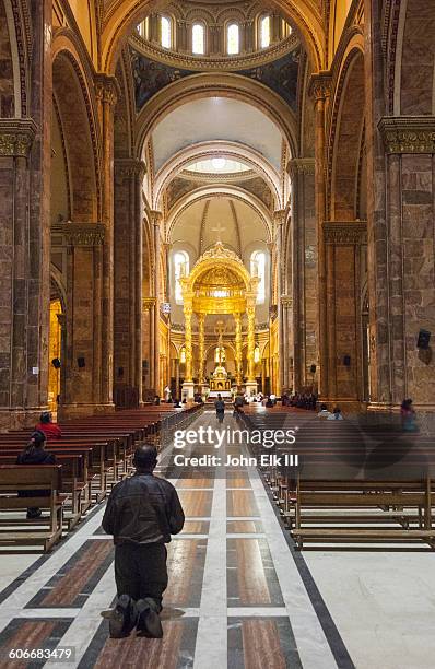 new cathedral nave in cuenca, ecuador - cuenca ecuador stock-fotos und bilder