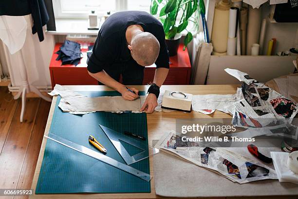 fashion designer creating new design - esterilla para cortar fotografías e imágenes de stock