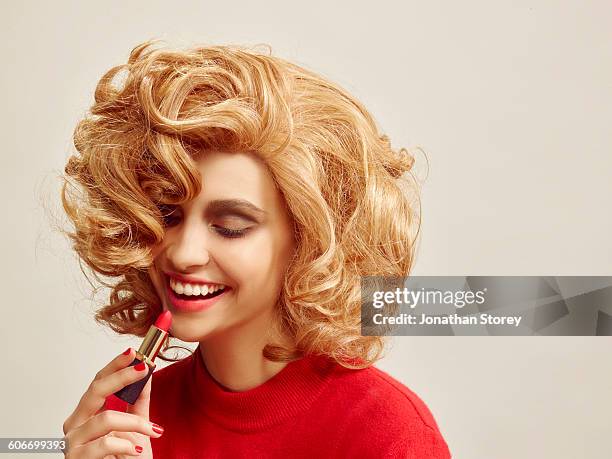 beauty - frau blond perücke stock-fotos und bilder