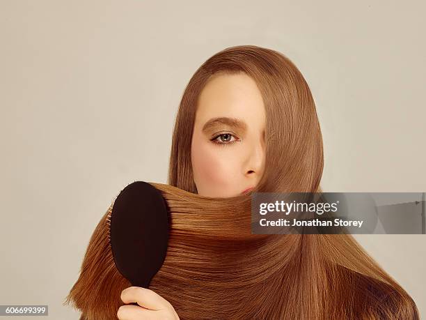 beauty - brushing fotografías e imágenes de stock