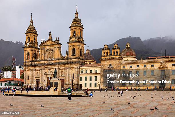 bogota kolumbien: die catedral primada, der sitz des römisch-katholischen erzbischofs auf der plaza bolivar; typische koloniale spanische architektur - la candelaria bogota stock-fotos und bilder