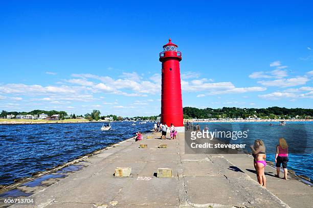 red lighthouse and pier, grand haven, michigan - red beacon stock pictures, royalty-free photos & images