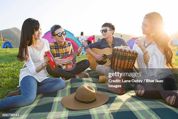 happy friends at music festival - instrument à percussion photos et images de collection