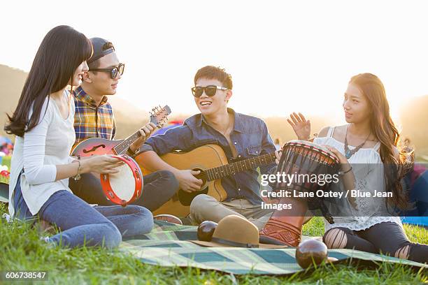 happy friends at music festival - music festival day 4 foto e immagini stock