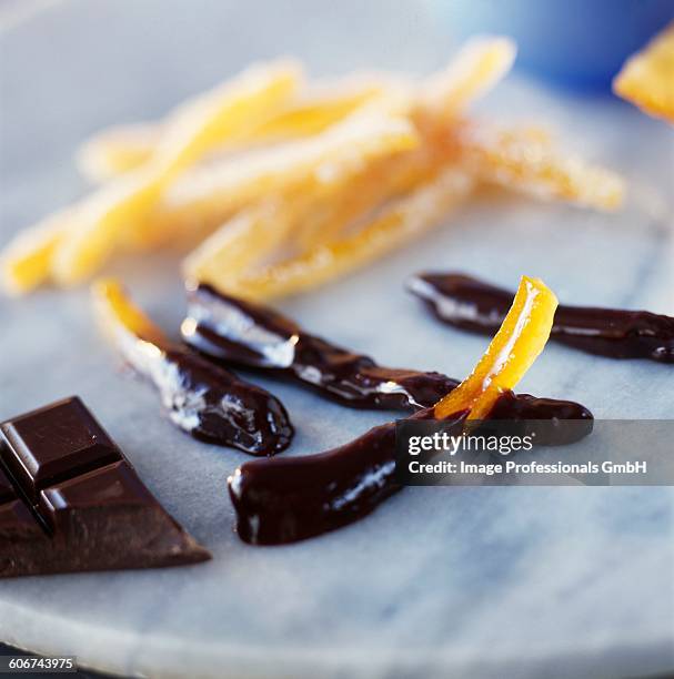 candied orange dipped in chocolate - scorza di limone foto e immagini stock