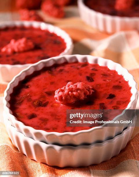 pink praline tartlets - crostata di frutta foto e immagini stock