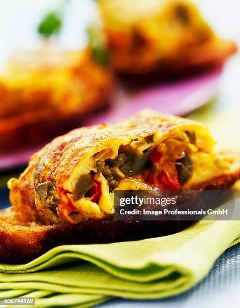 spanish omelette sandwich - pimientos stockfoto's en -beelden