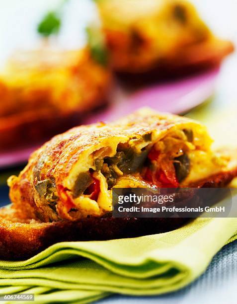 spanish omelette sandwich - pimientos 個照片及圖片檔