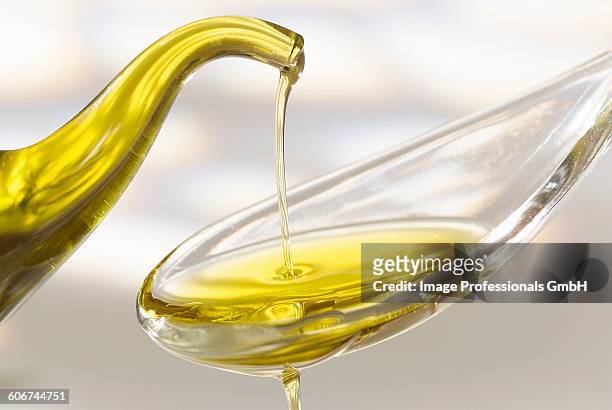 dash of olive oil - running water stock-fotos und bilder
