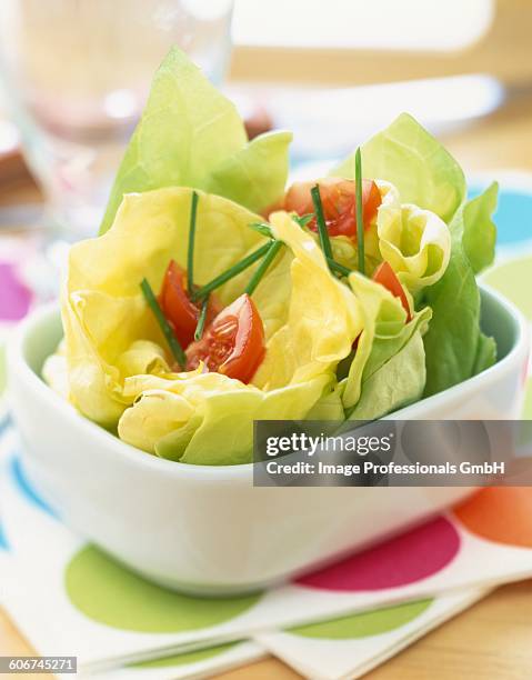 lettuce heart with tomatoes - lattuga stock pictures, royalty-free photos & images