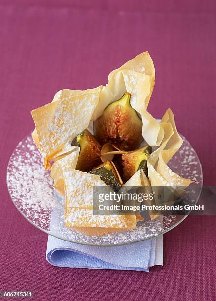 papillote of figs in honey and grilled almonds - brick photos et images de collection