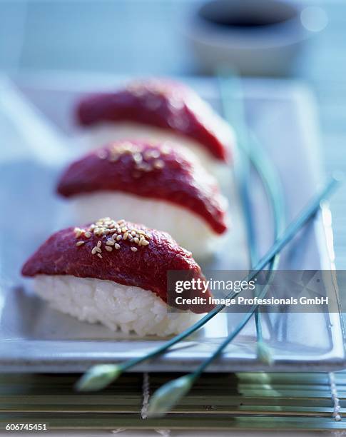 beef sushis - sushis stock-fotos und bilder