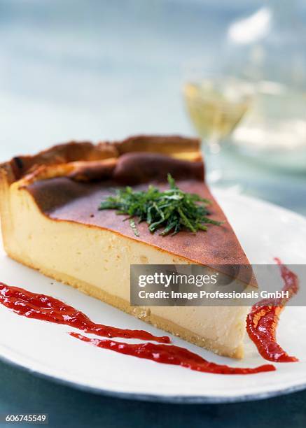 fromage blanc cheese cake with raspberry coulis - fromage blanc photos et images de collection