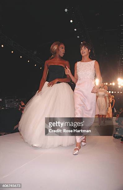 Supermodels Naomi Campbell and Linda Evangelista on the catwalk modelling the Isaac Mizrahi Spring '96 collection, New York City, 2nd November 1995.