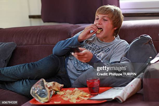 france teenager eating and watching tv - ready meal fotografías e imágenes de stock