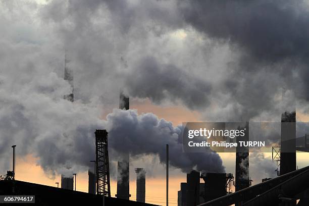 netherlands, factory smokestacks - treibhausgas stock-fotos und bilder