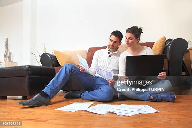 france, young couple at home - french budget stock pictures, royalty-free photos & images