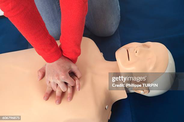 france, first aid on a mannequin - erste hilfe kurs stock-fotos und bilder