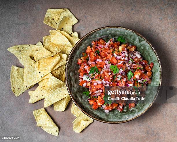 salsa with chips - sauce tex mex photos et images de collection