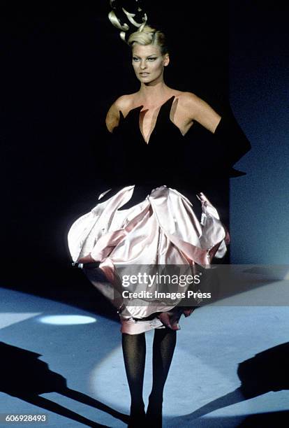 Linda Evangelista at the Thierry Mugler Fall 1995 show circa 1995 in Paris, France.