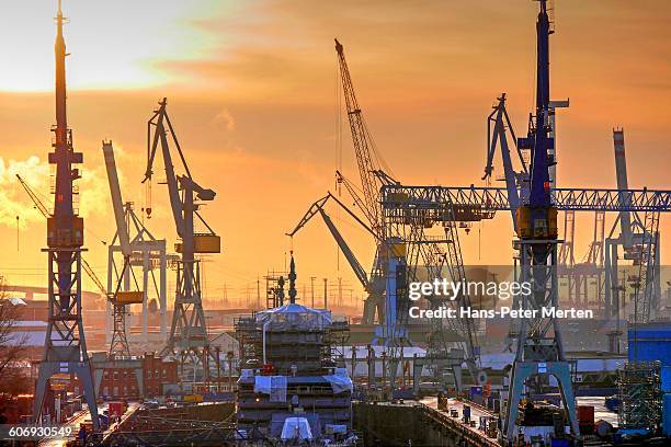 dock at blohm and voss, hamburg harbour - hamburger hafen stock-fotos und bilder