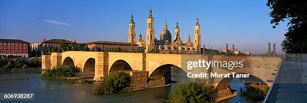 puente de piedra bridge and el pilar basilica - provinz sarragossa stock-fotos und bilder