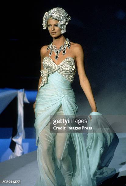 Linda Evangelista at the Thierry Mugler Fall 1995 show circa 1995 in Paris, France.