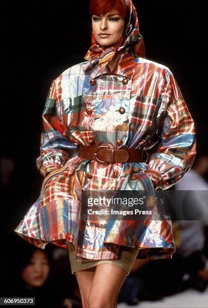 Linda Evangelista at the Oscar de la Renta Spring 1992 show circa 1991 in Paris, France.