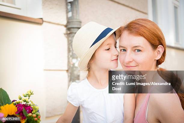 portrait of mother with daughter in city - alexandra dost stockfoto's en -beelden