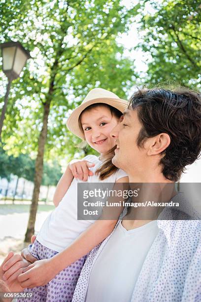 portrait of father and daughter outdoors - alexandra dost stockfoto's en -beelden
