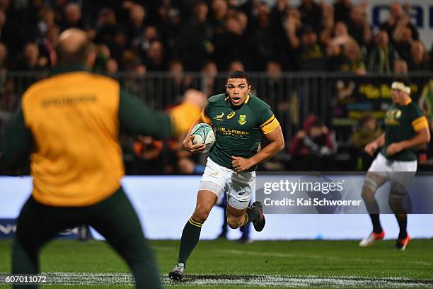 Bryan Habana of the Springboks runs through to score a try during the Rugby Championship match between the New Zealand All Blacks and the South...