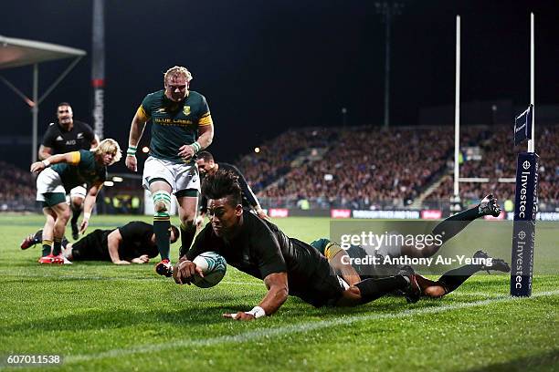 Julian Savea of New Zealand scores a try against Bryan Habana of South Africa during the Rugby Championship match between the New Zealand All Blacks...