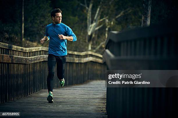 running - blue pants imagens e fotografias de stock