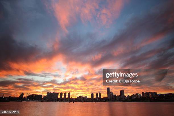 sunset in puertito del buceo, montevideo skyline, uruguay - buceo stockfoto's en -beelden